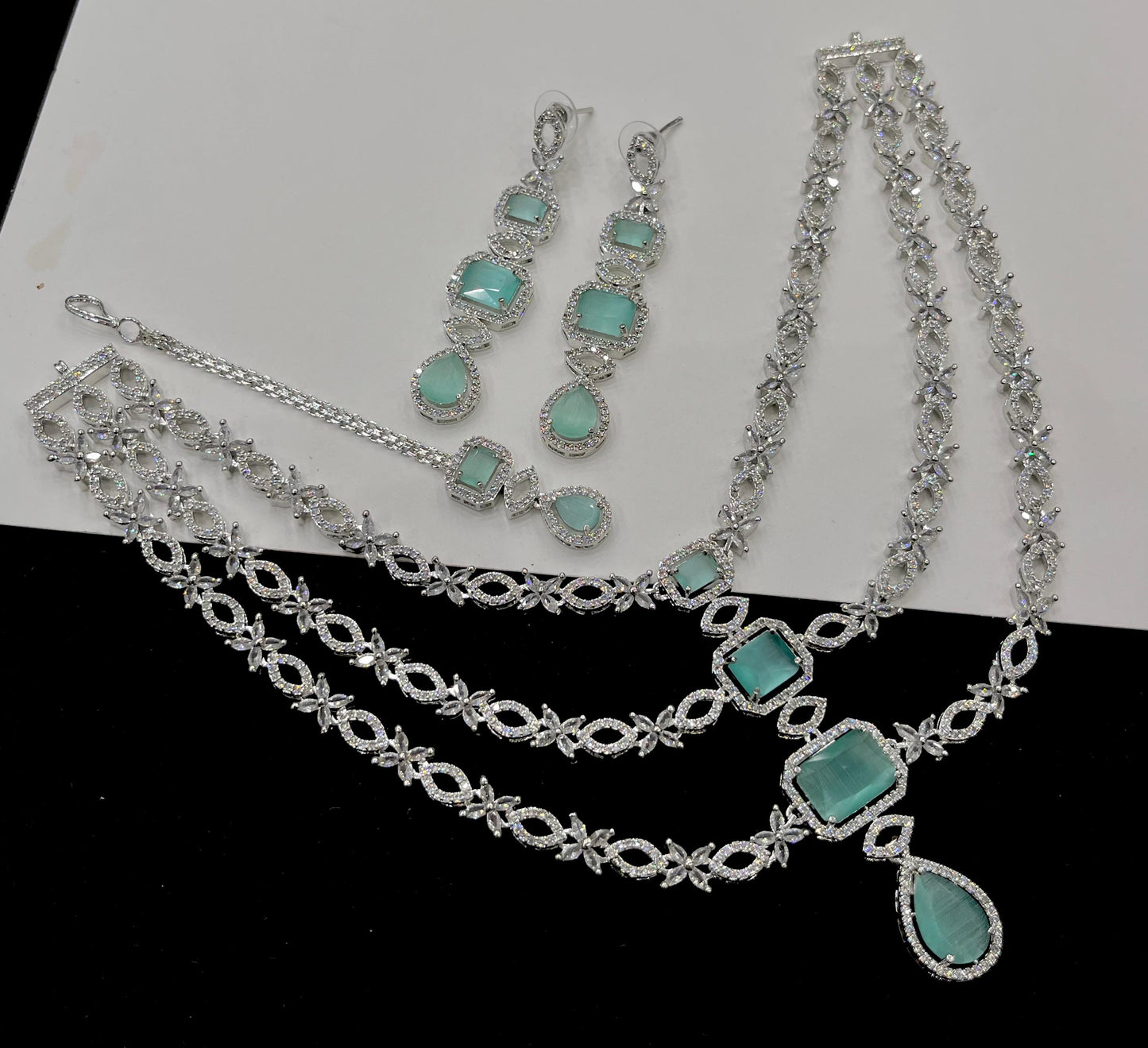 Luxury Artificial Jewelry Set with Green Stones – Necklace, Earrings & Bracelet