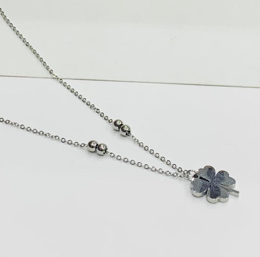 Elegant Silver Clover Pendant Necklace – Minimalist Jewelry